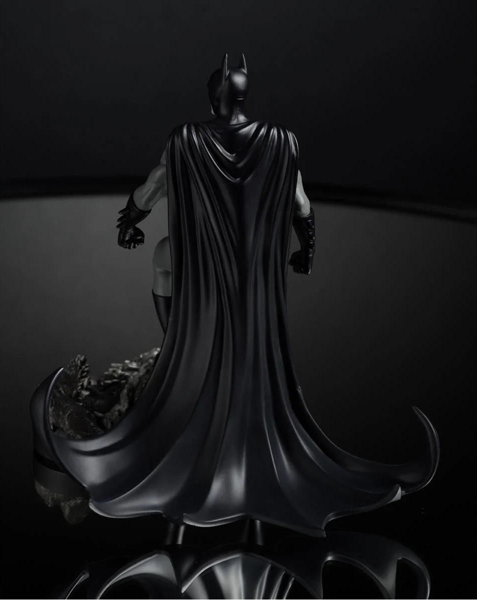 Batman by Bjorn Barends Batman Black and White 1:10 Scale Resin Statue